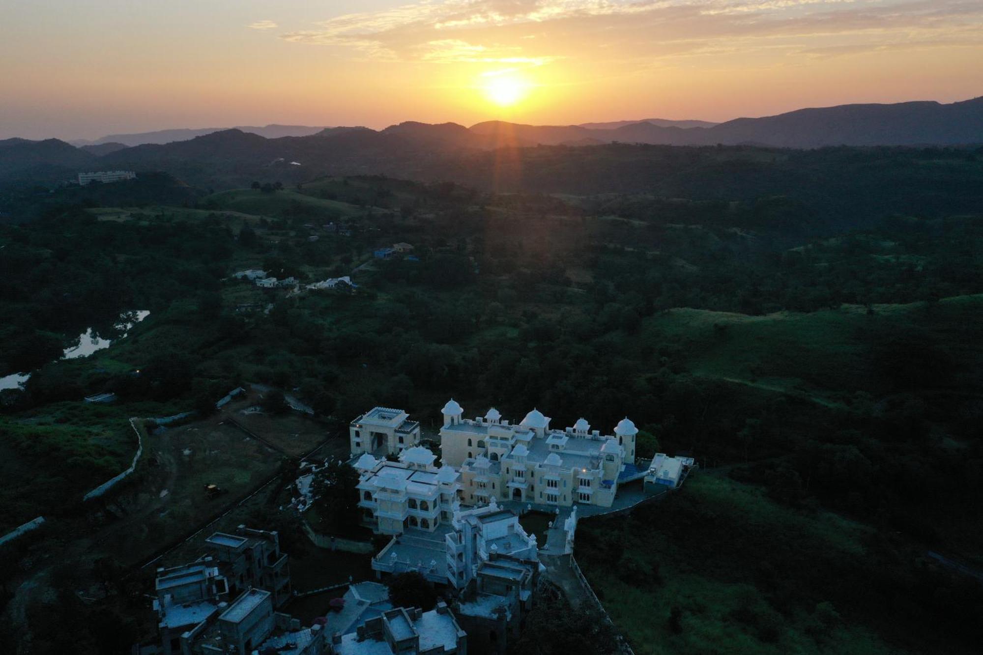 The Everest Hill Resort Кумбалгарх Екстериор снимка